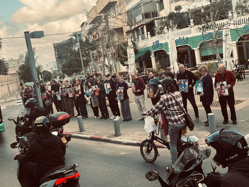 יפו, 13.4.25הפעולה של תושבות.י יפו בכיכר חאג' כחיל התחילה באותו יום, ומתקיימת מאז בימים א-הJaffa, Apr 13th 25This was the first action organized by Jaffa residents. Since then, they keep having actions Sunday to ThursdayPhoto: Inas Osrof AbuSeif WhatsApp Image 2025-04-21 at 15.54.56.jpeg