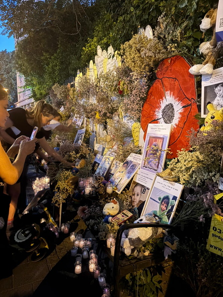 במוצ ש 28.6.25, הקמנו אתר הנצחה מול מרכז הליכוד במצודת זאב.האתר כלל פרחים, נרות, תמונות של ילדות.ים שנהרגו מאז התקיפה באיראן (בעזה, ישראל, איראן, והגדה המערבית),ומלאכים מקרטון עליהם נכתבו שמות ילדות.ים שאין לנו תמונות שלהם.המשתתפות.ים גם הביאו צעצועים וחפצים אחרים לזכר הילדות.ים שהפכו #מעורבים_בעל_כורחם.Photo: Alma Beck WhatsApp Image 2025-06-29 at 09.28.20 (5).jpeg