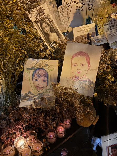 במוצ ש 28.6.25, הקמנו אתר הנצחה מול מרכז הליכוד במצודת זאב.האתר כלל פרחים, נרות, תמונות של ילדות.ים שנהרגו מאז התקיפה באיראן (בעזה, ישראל, איראן, והגדה המערבית),ומלאכים מקרטון עליהם נכתבו שמות ילדות.ים שאין לנו תמונות שלהם.המשתתפות.ים גם הביאו צעצועים וחפצים אחרים לזכר הילדות.ים שהפכו #מעורבים_בעל_כורחם.Photo: Alma Beck WhatsApp Image 2025-06-29 at 09.28.20 (2).jpeg