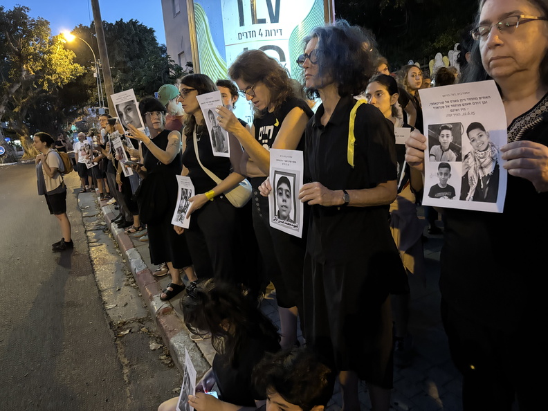 במוצ ש 28.6.25, הקמנו אתר הנצחה מול מרכז הליכוד במצודת זאב.האתר כלל פרחים, נרות, תמונות של ילדות.ים שנהרגו מאז התקיפה באיראן (בעזה, ישראל, איראן, והגדה המערבית),ומלאכים מקרטון עליהם נכתבו שמות ילדות.ים שאין לנו תמונות שלהם.המשתתפות.ים גם הביאו צעצועים וחפצים אחרים לזכר הילדות.ים שהפכו #מעורבים_בעל_כורחם.Photo: Dalia Migdal dalia-migdal-image00013.jpg