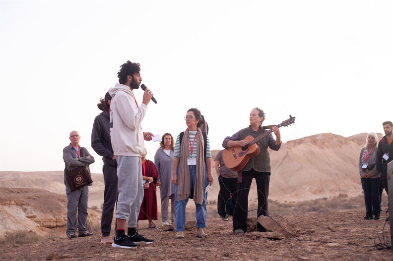 PW-walk-peace-retreat-moa4-singing-end-photo-hila-carmel.jpg
